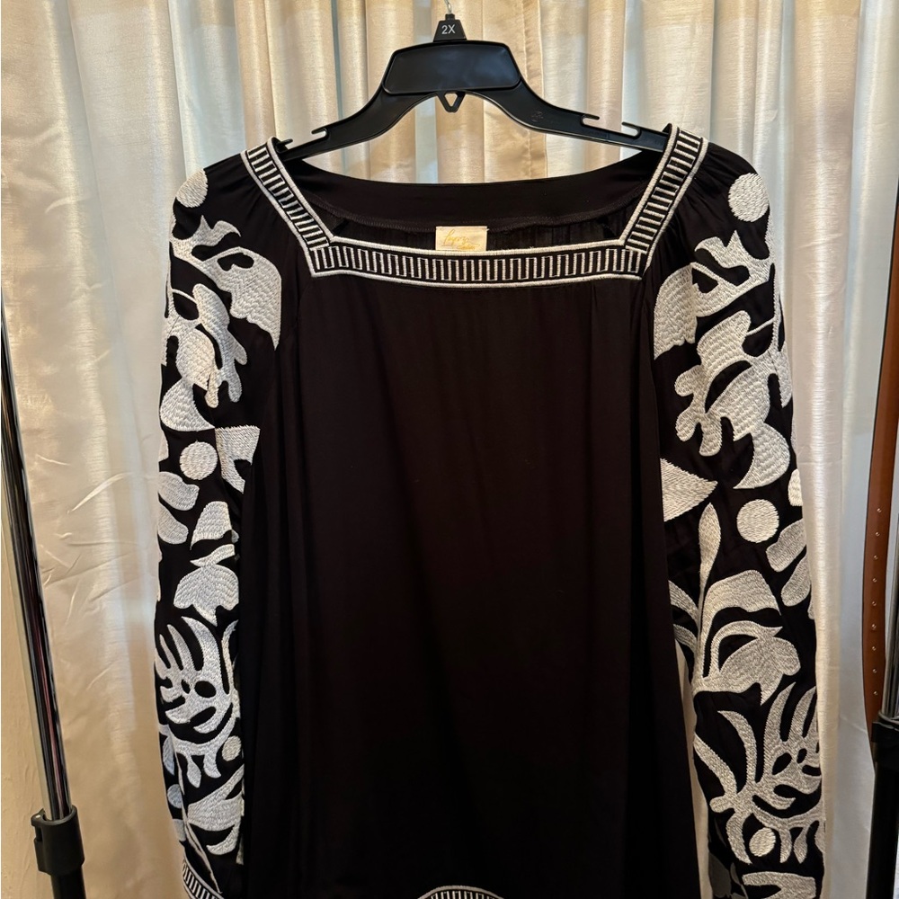 Layerz Black and White Embroidered Top 2X